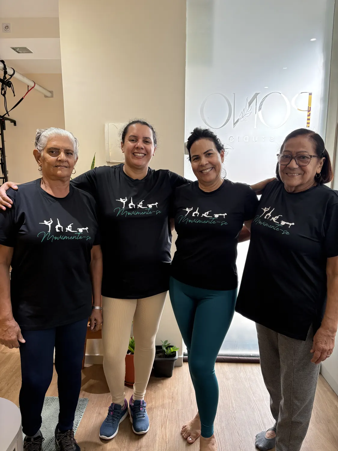 Grupo de alunas sorrindo na PONO