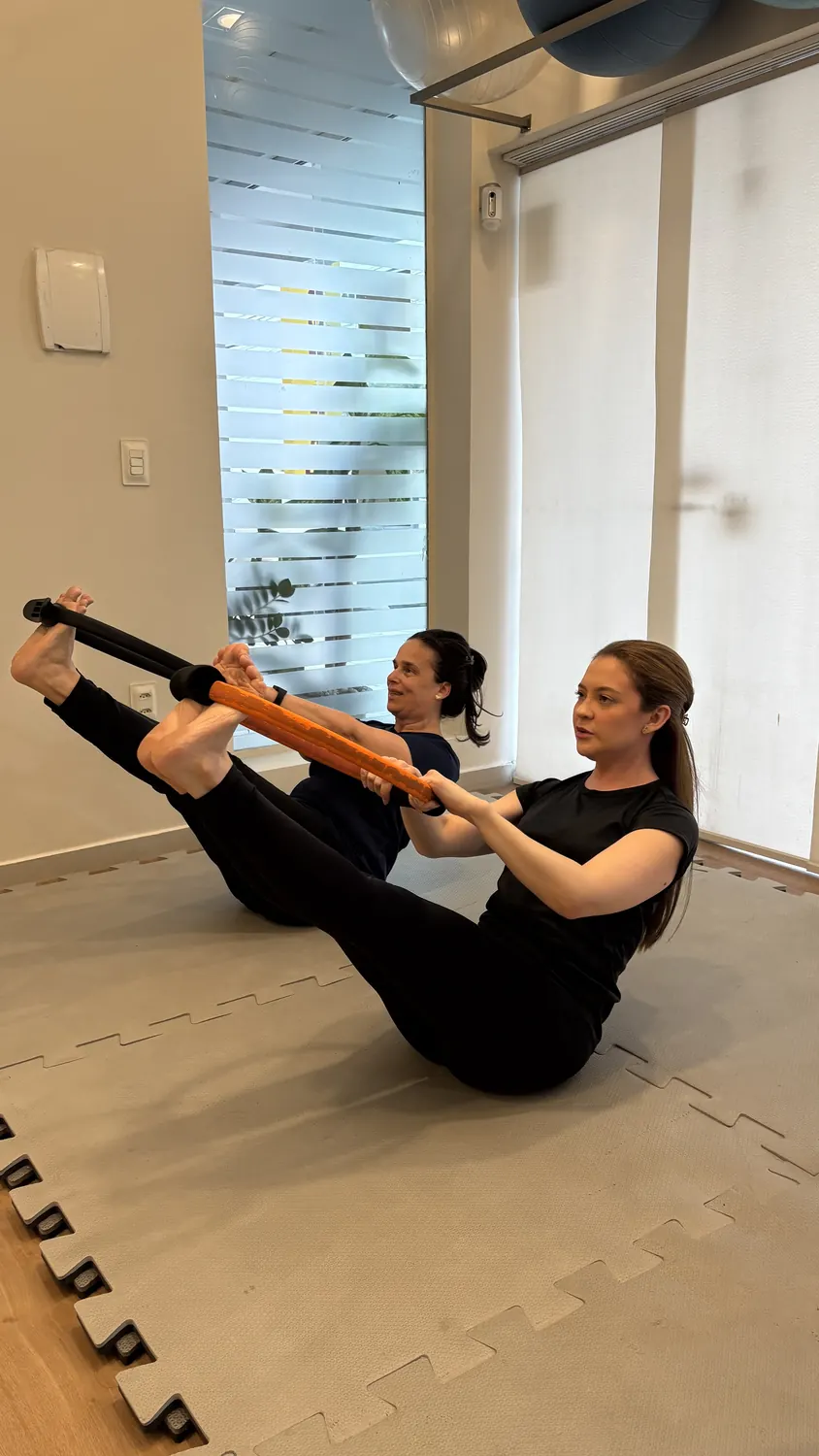 Alunas praticando Pilates com acompanhamento na PONO Studio